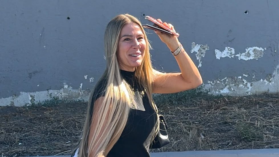 VESNA ĐOGANI BEZ KOMPLEKSA NA PUTOVANJU: Pevačica stigla na aerodrom bez šminke, izmamila osmeh novinarima (VIDEO) – Vesna Đogani bez šminke