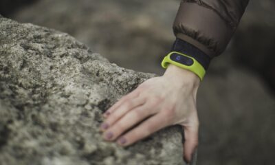 Google Fitbit Edge prikazan sa ekranom u bojama Pixel 11 serije – Fitbit Edge sa ekranom