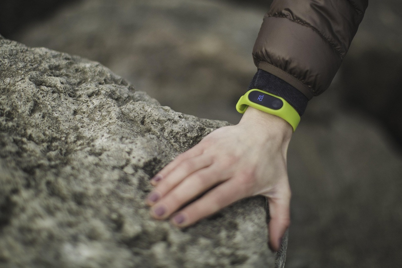 Google Fitbit Edge prikazan sa ekranom u bojama Pixel 11 serije – Fitbit Edge sa ekranom