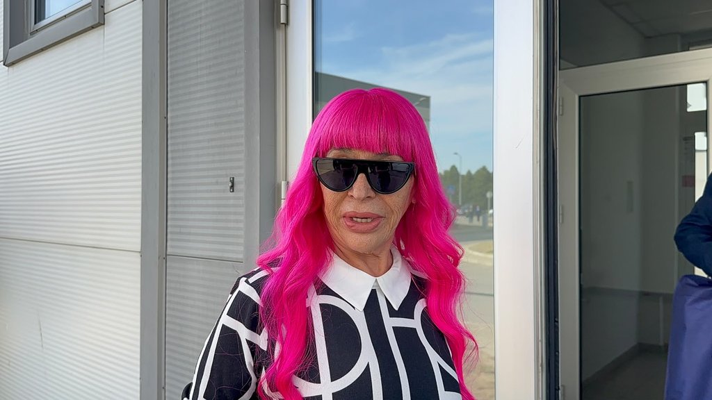 OSMEH KOJI PRIVLAČI PAŽNJU: Zorica Brunclik prva stigla na snimanje Pinkovih zvezda, društvo joj pravi suprug (FOTO) (VIDEO) – Pinkove zvezde