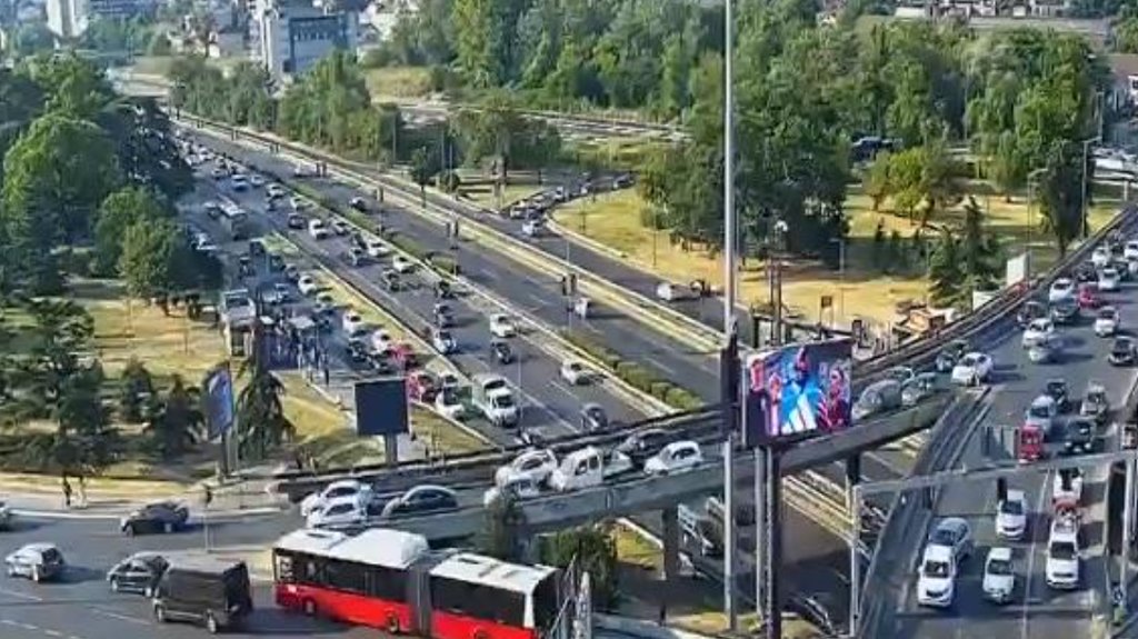 Sudar na Novom Beogradu: Velike gužve i obustave širom Srbije – napad u Beogradu