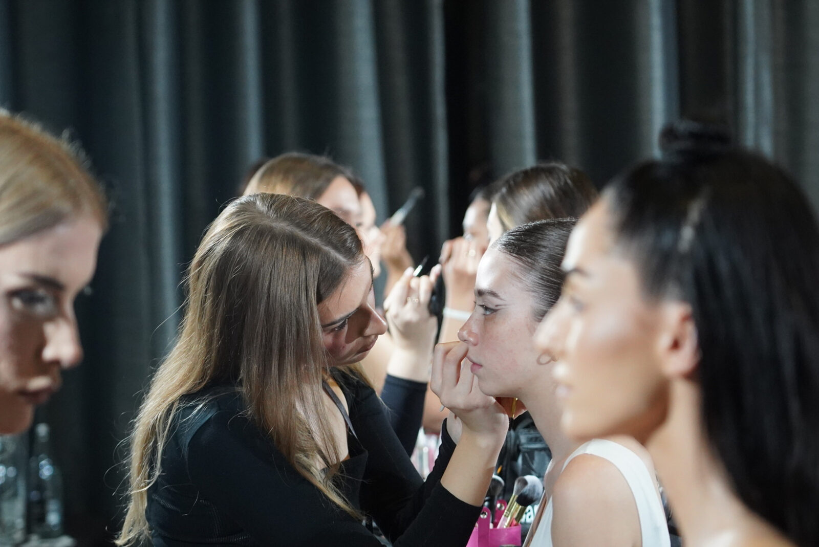 The finals of the "Face to Race" competition and the beauty summit were held at the Radisson Collection Old Mill Hotel. Finale takmicenja "Face to Race" i beauty summit odrzani su hotelu Radisson Collection Old Mill.