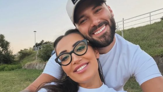 IZNENADILA GA JE NOVA LJUBAV: Marko Gačić sa partnerkom očekuje dete i javno slavi sreću (FOTO)