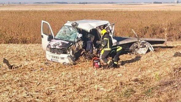 Teška nesreća u Karađorđevu: Automobil se prevrnuo nakon udara u banderu