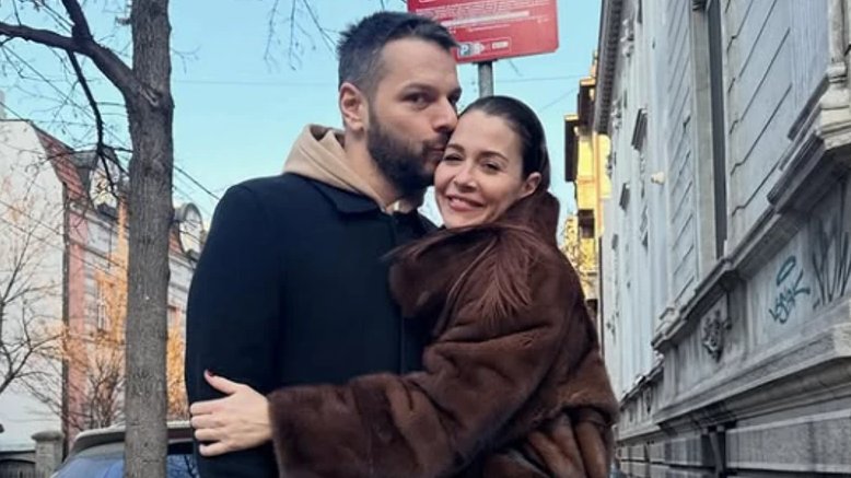 VIKEND KAO IZ BAJKE NA IMANJU MARIJANE MIĆIĆ: Suprug peče rakiju, ona nadgleda porodične radove (FOTO) – seoska idila u dvorištu Marijane Mićić