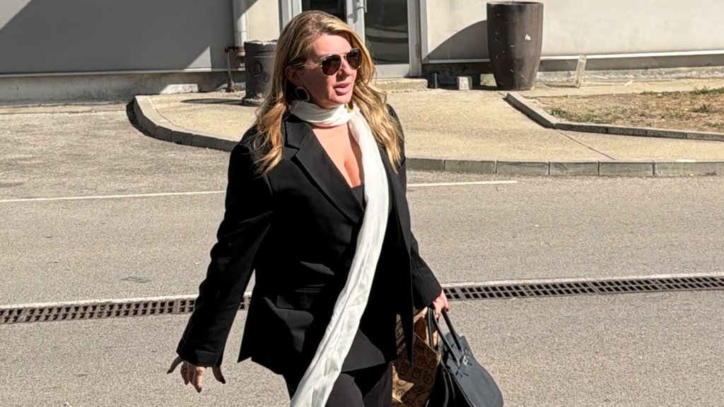ELEGANCIJA NA SNIMANJU U ŠIMANOVCIMA: Viki Miljković stigla bez šminke i u crnoj kombinaciji (VIDEO) – Pinkove zvezde u Šimanovcima