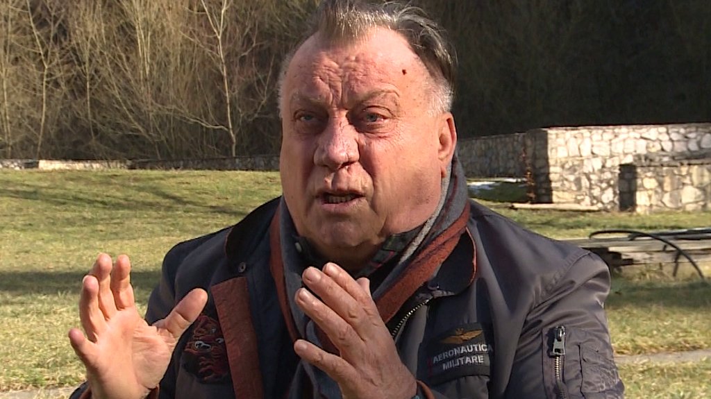HALID BEŠLIĆ OTVORENO O ŽIVOTU VAN REFLEKTORA: Emotivni intervju iz dvorišta doma otkriva njegove misli o porodici (FOTO) (VIDEO) – Halid Bešlić intervju