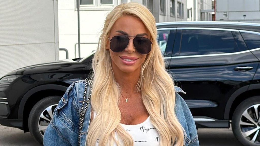 KO BI OČEKIVAO OVAKVU SLIČNOST MAJKE I ĆERKE: Bojana Lazić sa mamom pozirala u liftu, reakcije ne prestaju (FOTO) – Bojana Lazić i majka