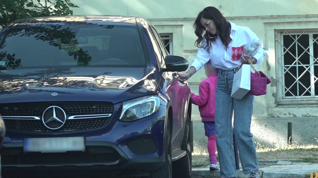 MIRKA VASILJEVIĆ U NOVOJ FAZI PORODIČNOG ŽIVOTA: Glumica proslavila rođendan ćerke, a kamere zabeležile njene svakodnevne trenutke (FOTO)