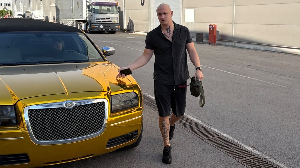 SVE OČI UPRTE U DESINGERICU: Reper stigao zlatnom limuzinom na snimanje Pinkovih zvezda (FOTO) – Desingerica u zlatnoj limuzini