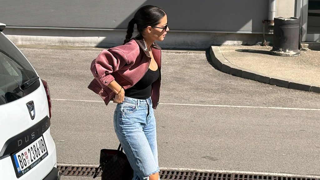 TIJANA MILUTINOVIĆ U NOVOM IZDANJU NA SNIMANJU: Voditeljka zasijala u kežual stilu, detalji sa seta Pinkovih zvezda (FOTO) – Pinkove zvezde