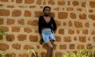 Denim midi suknje poznate kompanije su najtraženiji jesenji modni komad – denim midi suknja