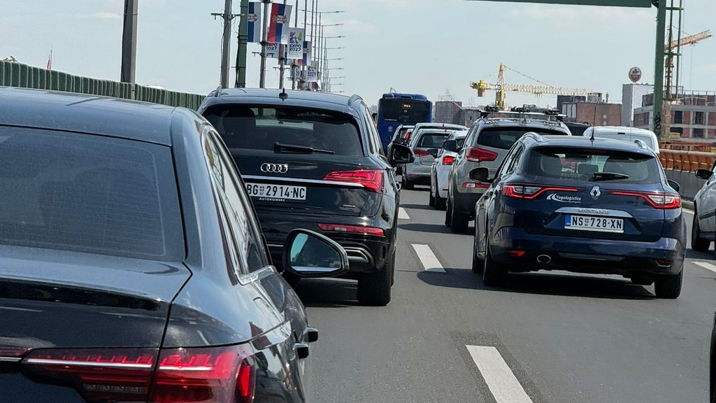 Fokus na putu: Zbog korišćenja telefona tokom vožnje kazne do 10.000 dinara