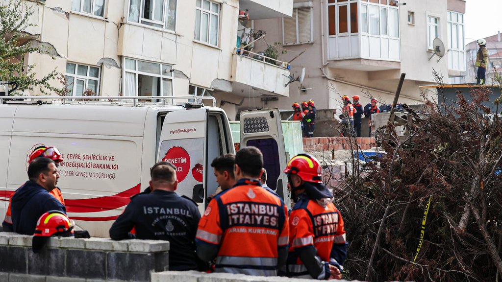 Urušavanje zgrade u Istanbulu: Dve osobe poginule, potraga za preživelima ispod ruševina