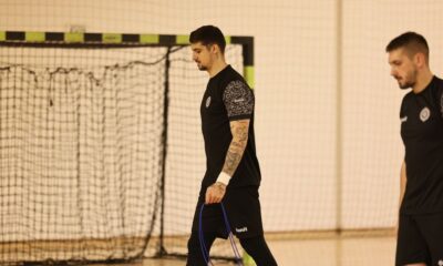 Incident na rukometnoj utakmici Lavovi – Partizan: Otac utrčao na teren posle udarca (VIDEO) – incident tokom meča