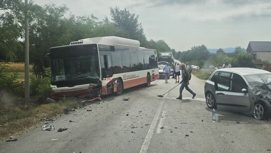 Drama na putu ka Goraždu: Autobus Famosa sleteo sa puta, utakmica odložena – autobus sa fudbalerima