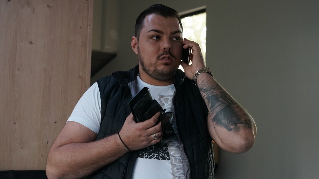 FOTOGRAFIJA SLOBE VASIĆA U MANTIJI ZBUNILA JAVNOST: Pevač otkrio pravu pozadinu snimka i poslao snažnu poruku (FOTO) – Sloba Vasić fotografija