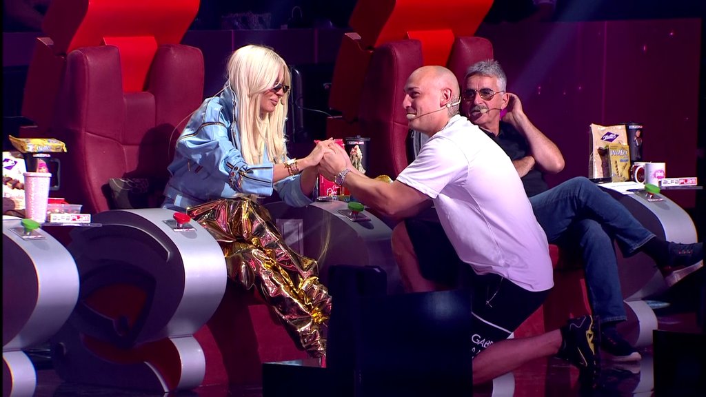 NEOBIČAN TRENUTAK U STUDIJU: Desingerica kleknuo pred Karleušom, otkriveno šta se dogodilo uživo (FOTO) (VIDEO) – Desingerica i Jelena Karleuša