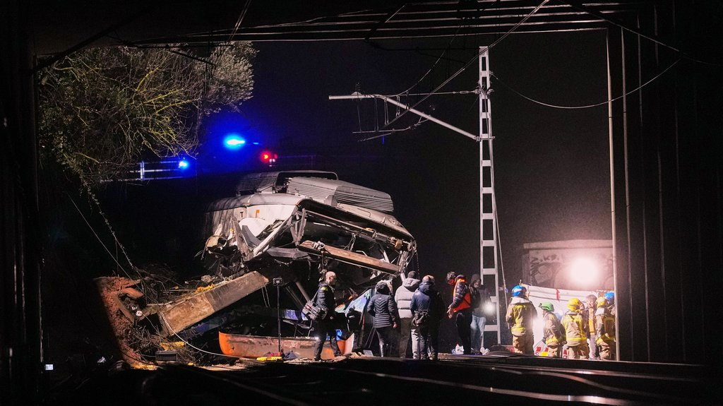 Voz udario u kran kod Rokaraza: Povređena tri radnika, jedan u teškom stanju