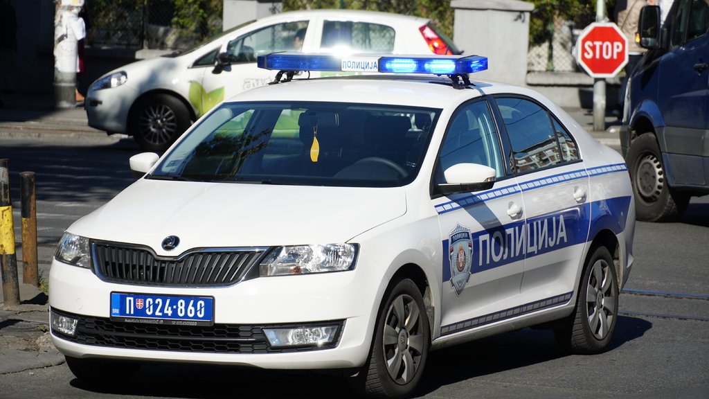 Drama u Zemunu: Muškarac izboden posle svađe tokom vožnje – napad nožem u Beogradu
