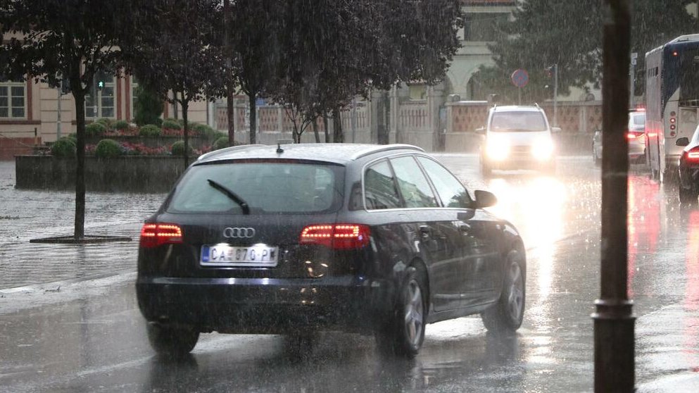 Haos na ulicama Čačka: Voda preplavila kolovoze i usporila saobraćaj