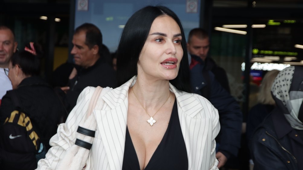 INDI ARADINOVIĆ OTKRIVA DETALJE PUTOVANJA: Pevačica progovorila o bakšišu i emotivnom statusu (FOTO) – Indi Aradinović na aerodromu