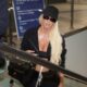 KARLEUŠA MENJA PRAVILA NA DOMAĆOJ SCENI: Saradnik Novak Radin ponovo uz nju na aerodromu (FOTO) – Jelena Karleuša na aerodromu