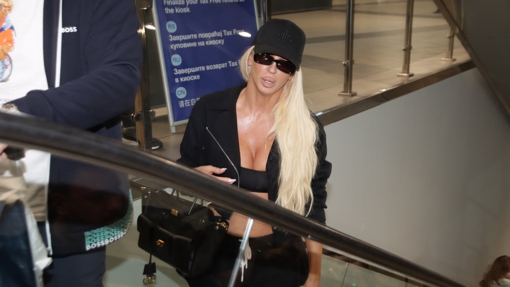 KARLEUŠA MENJA PRAVILA NA DOMAĆOJ SCENI: Saradnik Novak Radin ponovo uz nju na aerodromu (FOTO) – Jelena Karleuša na aerodromu