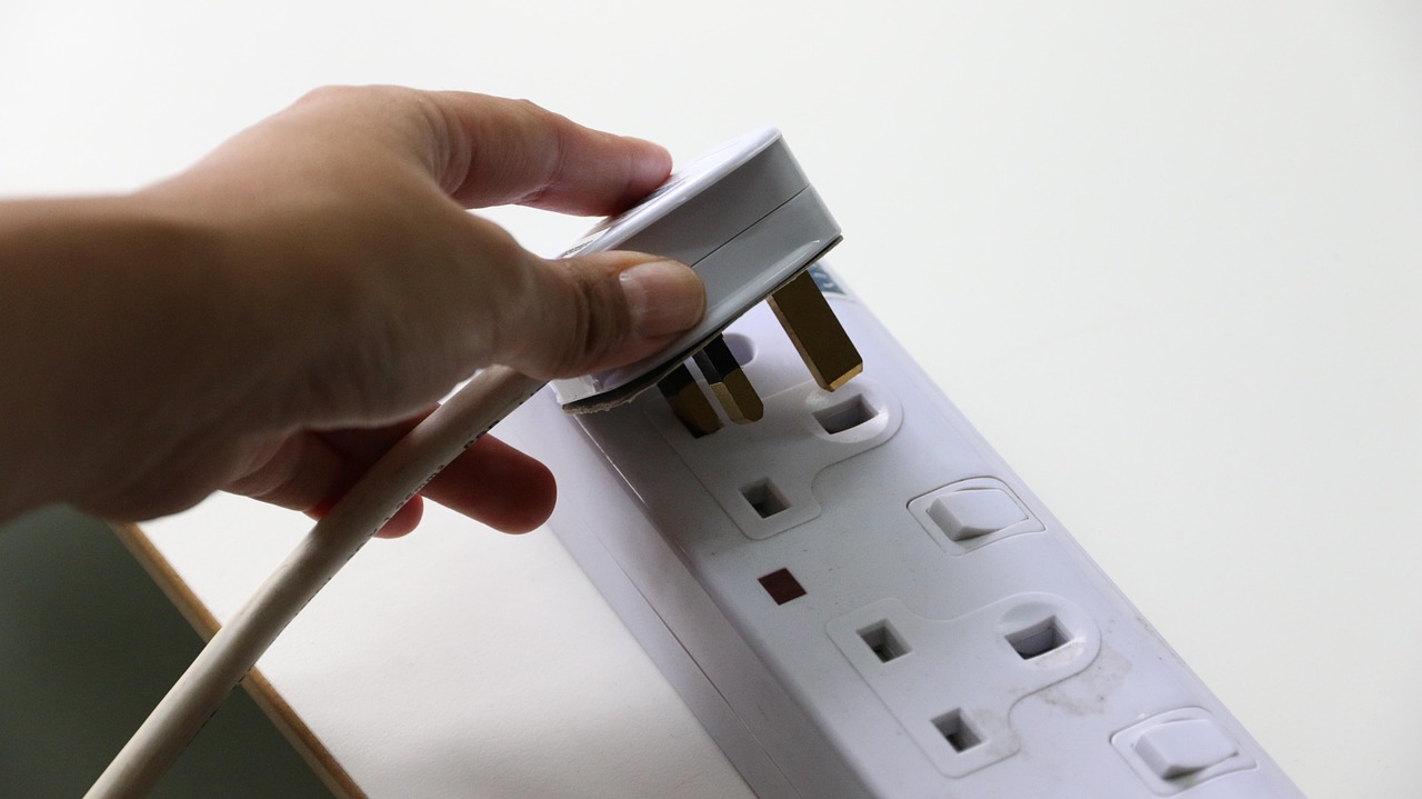 Kućni aparati sa potrošnjom do 2.000 W povećavaju rizik pregrevanja na produžnim kablovima – produžni kabl