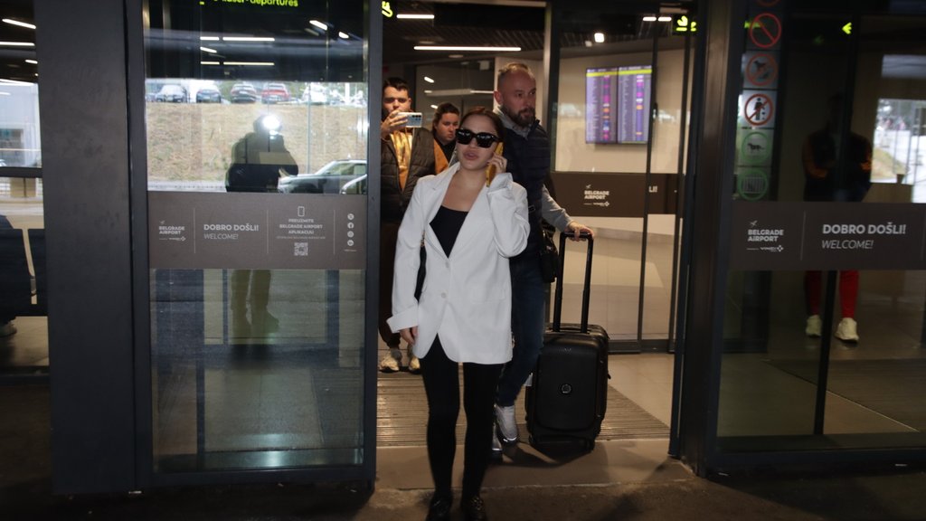 STAJLINZI KOJI SU PRIVUKLI PAŽNJU NA AERODROMU: Aleksandra Mladenović i Tamara Milutinović sletele u Beograd u potpuno različitim izdanjima (FOTO) – aerodrom u Beogradu