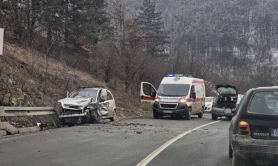 Teška nesreća na putu Novi Sad–Zrenjanin: Automobil potpuno uništen