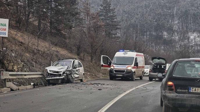 Teška nesreća na putu Novi Sad–Zrenjanin: Automobil potpuno uništen