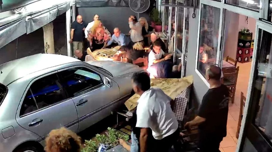 Drama u Solunu: Pijani vozač uleteo kolima u baštu restorana, povređene tri osobe – napad automobilom u Solunu