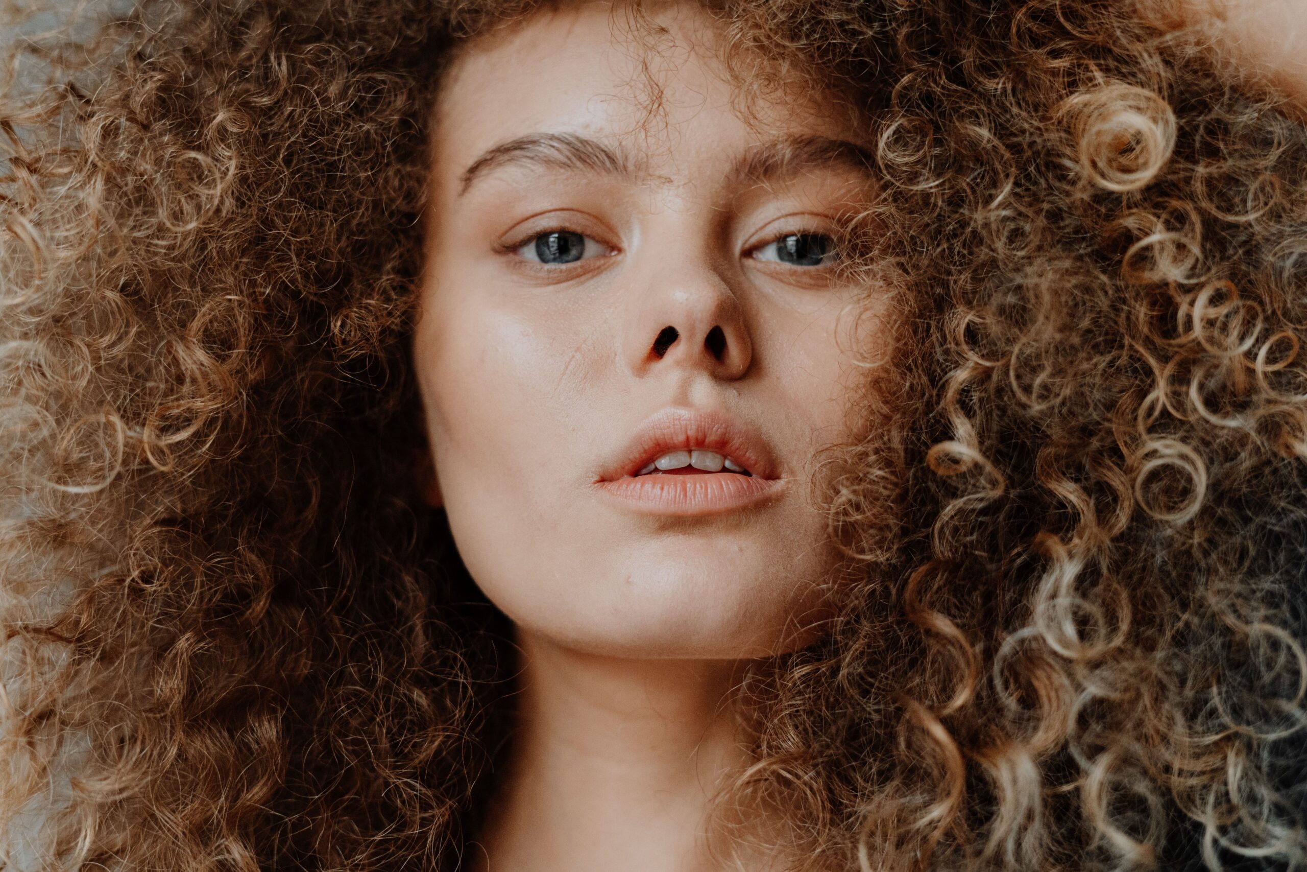Kako nositi minimalistički anti-blush trend u jesenjim danima