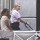 PEVAČICA U NOVOJ ULOZI MAJKE: Milica Todorović provela dan u šetnji sa sinom i dadiljom (FOTO) – Milica Todorović i sin u šetnji