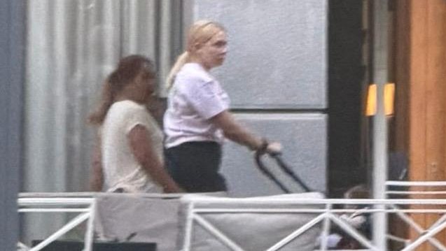 PEVAČICA U NOVOJ ULOZI MAJKE: Milica Todorović provela dan u šetnji sa sinom i dadiljom (FOTO) – Milica Todorović i sin u šetnji