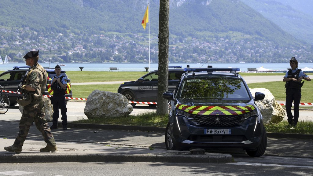 Pucnjava u školi u Francuskoj: Tinejdžer upao sa sačmaricom, direktor i nastavnica ranjeni – napad u školi u Francuskoj