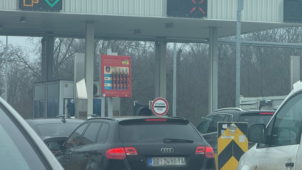 AMSS upozorava na maglu i proklizavanje: Kamioni na Batrovcima čekaju satima – magla i proklizavanje
