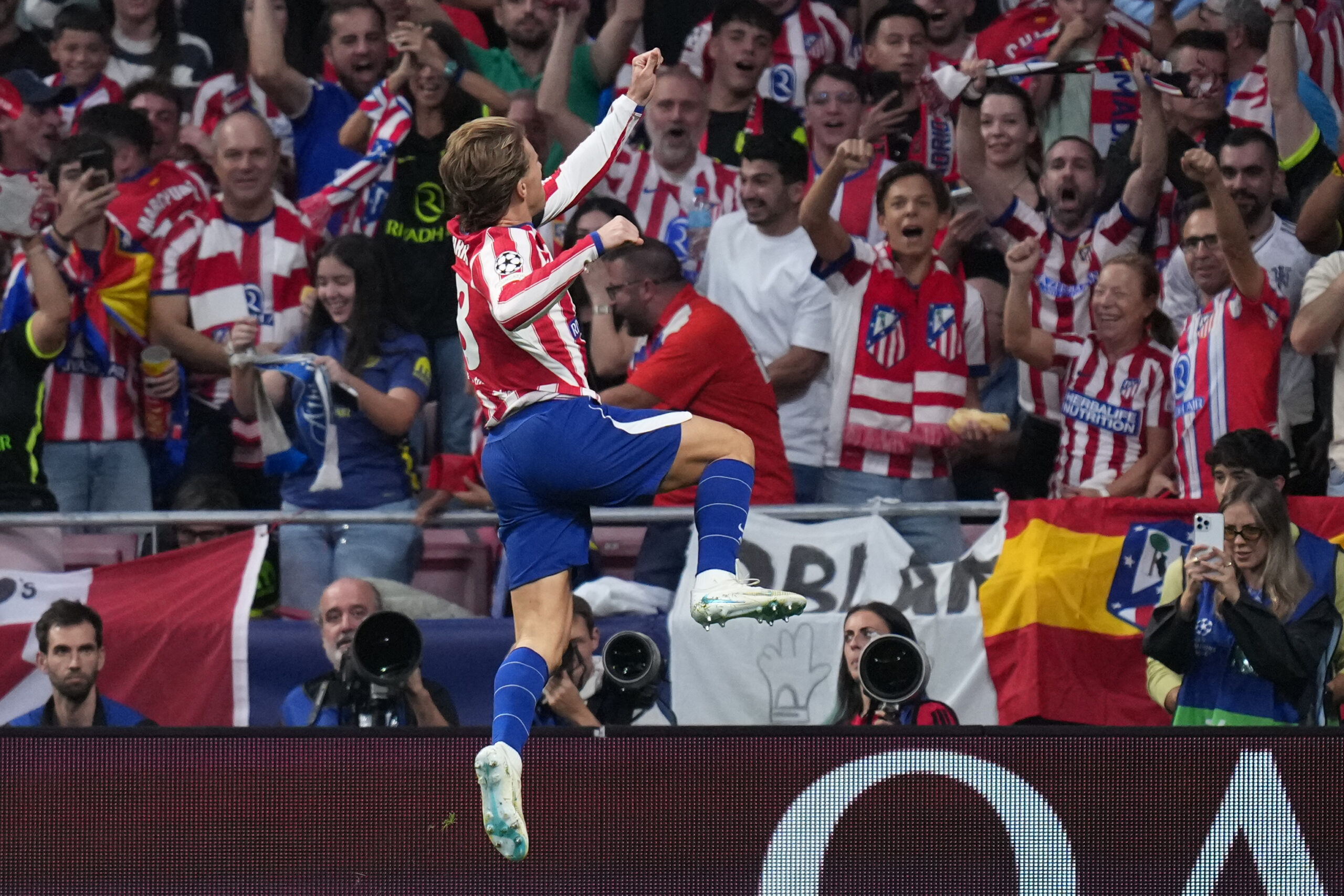 Barrios posvetio gol Kokeu: Emotivan minut ćutanja na utakmici Atletika i Mančester junajteda – Barrios Atletiko Madrid Mančester junajted