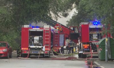 Požar u centru Kraljeva: Vatrogasci spasavaju stanare poslednjeg sprata
