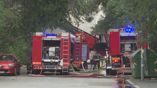 Požar u centru Kraljeva: Vatrogasci spasavaju stanare poslednjeg sprata