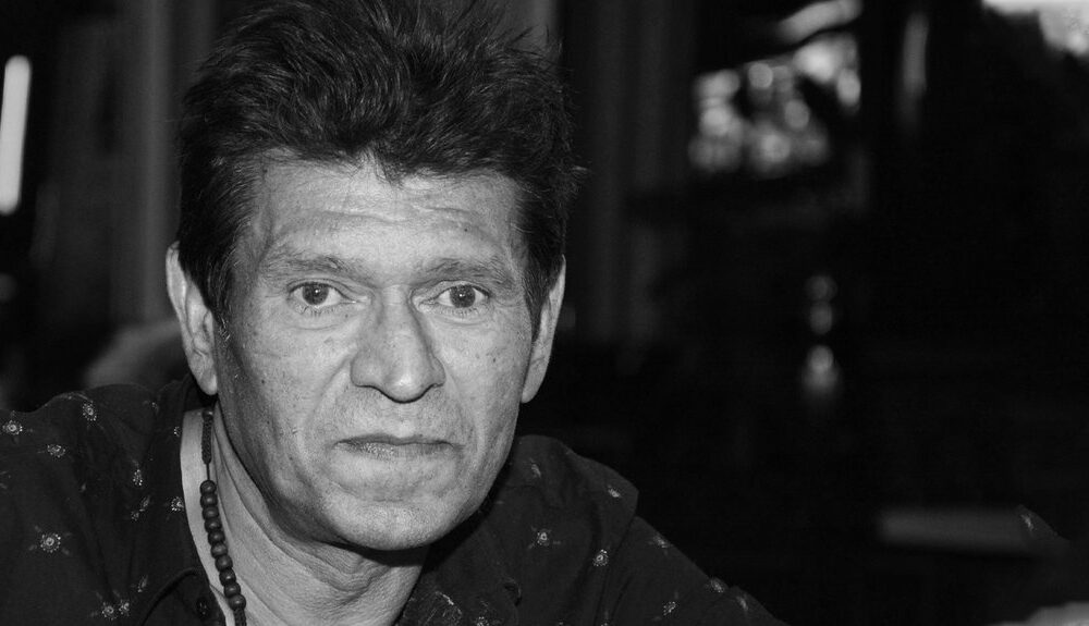 PRIČA KOJA NIJE OSTAVILA NIKOGA RAVNODUŠNIM: Sinan Sakić obeležio muziku i živote mnogih generacija (FOTO) – životna priča Sinana Sakića
