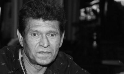 PRIČA KOJA NIJE OSTAVILA NIKOGA RAVNODUŠNIM: Sinan Sakić obeležio muziku i živote mnogih generacija (FOTO) – životna priča Sinana Sakića