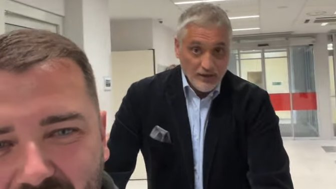 PRIJATELJSTVO KOJE TRAJE I U TEŠKIM TRENUTCIMA: Čedomir Jovanović pružio podršku povređenom Aleksandru Kosu u bolnici (VIDEO) – napad u Urgentnom centru