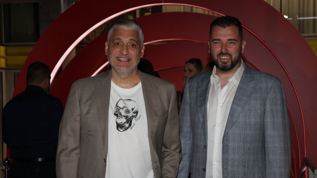 PRIJATELJSTVO NA DELU U TEŠKOM TRENUTKU: Čeda Jovanović pomogao povređenom Aci Kosu posle nezgode (FOTO) – povreda Aca Kos