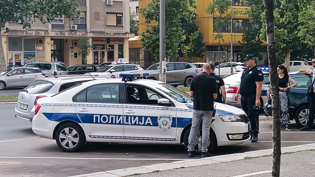 Svađa zbog buke na krovu u Beogradu: Muškarac pretukao stanara i roditelje – napad u Beogradu