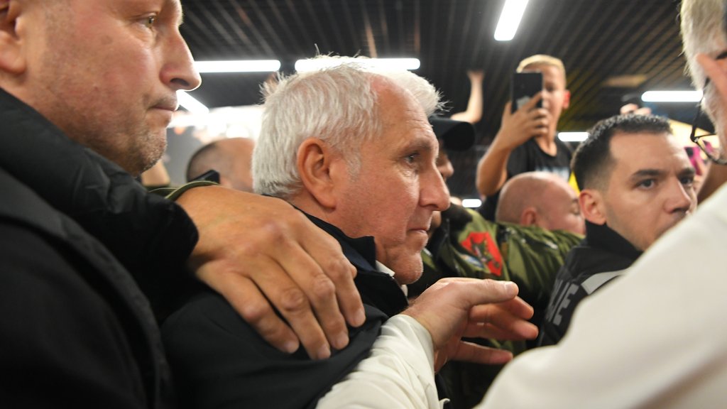 Željko Obradović dočekan ovacijama u Areni pri povratku među navijače Partizana – napad emocija