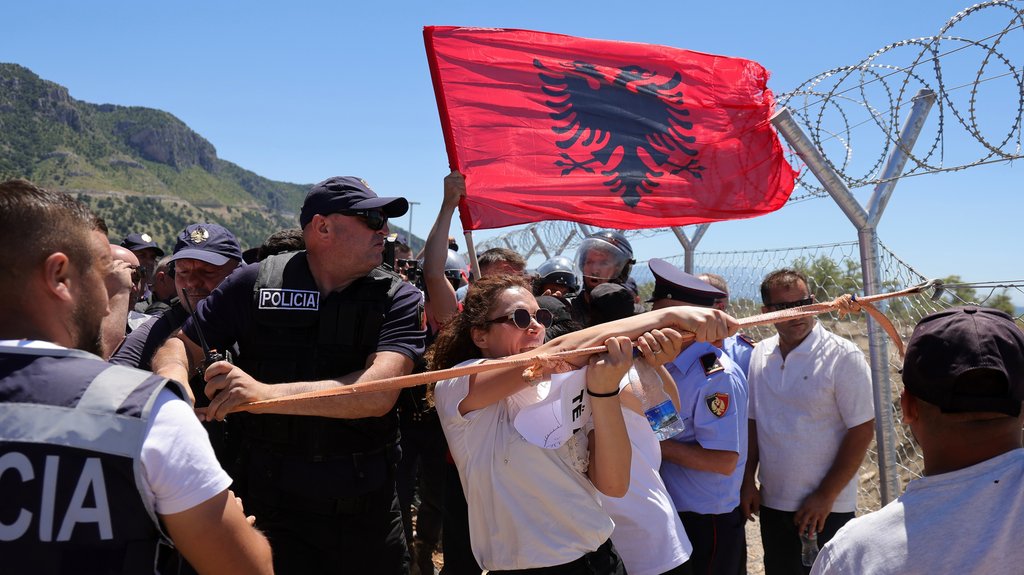 Nemiri u Albaniji: Protesti u Tirani prerastaju u sukobe sa policijom – napad u Albaniji