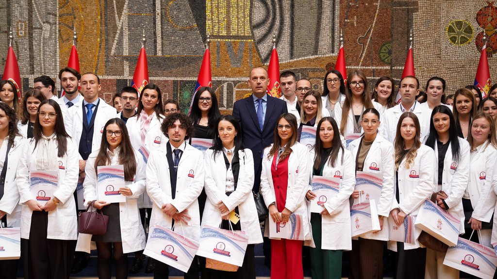 480 mladih medicinara započelo karijeru: Ugovori dodeljeni najboljim diplomcima u Palati Srbija