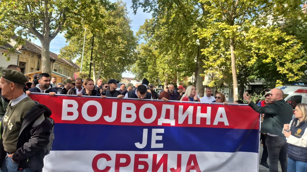 Mladi iz Bačke Palanke peške krenuli za Novi Sad na skup Srpske napredne stranke